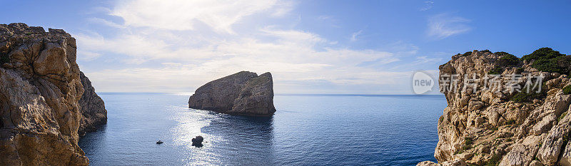Isola Foradada就在撒丁岛西北部的卡恰角附近，那是一个雄伟的石灰岩海角